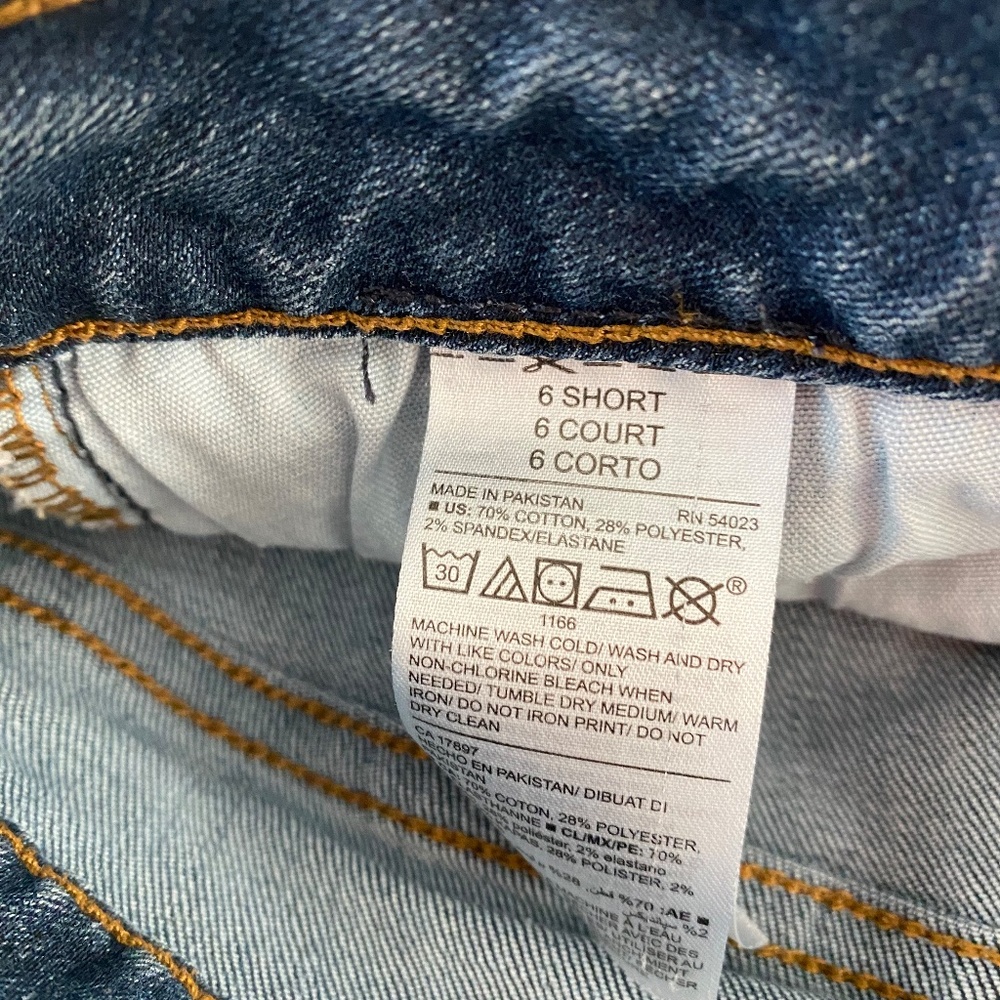 Old Navy Rock Star Mid rise jeans 9 inches.  Size 6 Short . - Picture 4 of 7